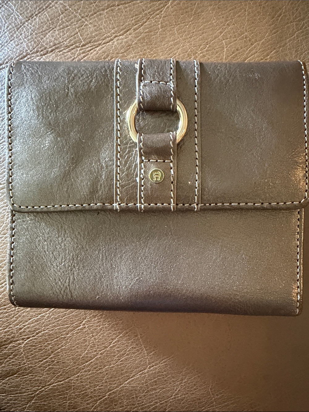 🩶Etienne Aigner🩶Leather Fold Wallet with Gold Ring Accent - Brown